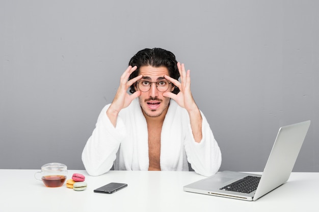 Jonge knappe man die na een douche werkt die ogen openhoudt om een succeskans te vinden.