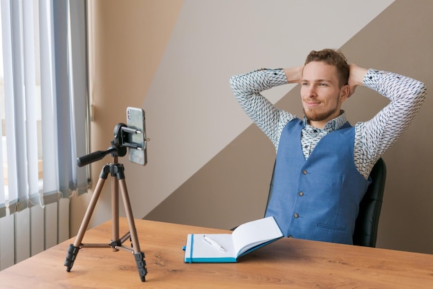 Jonge knappe man die video maakt, voert een online videogesprek met