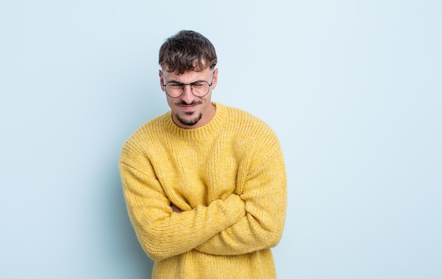 Jonge knappe man die zich angstig, ziek, ziek en ongelukkig voelt, een pijnlijke buikpijn of griep heeft