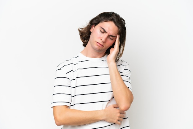 Jonge knappe man geïsoleerd op een witte achtergrond met hoofdpijn