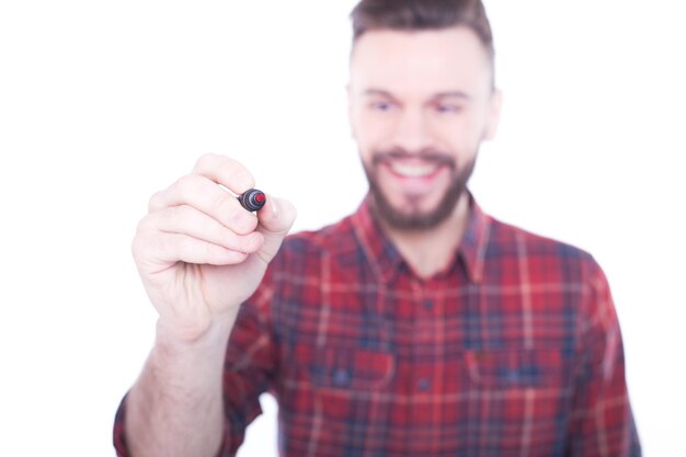 Jonge knappe man met baard met cadeau of geschenkdoos in handen Gelukkige verjaardag verjaardag of Valentijnsdag