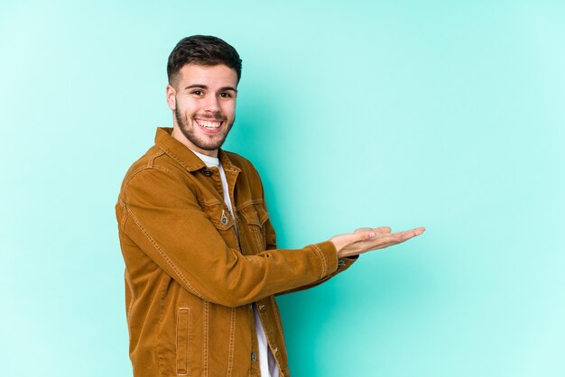 Jonge knappe man met een kopie ruimte op een palm.