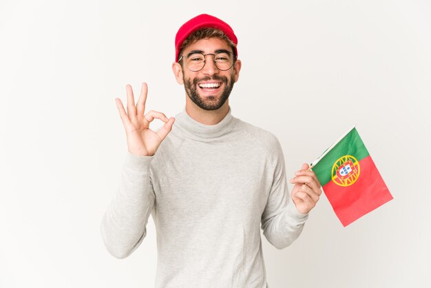 Foto jonge knappe man met een vlag van portugal