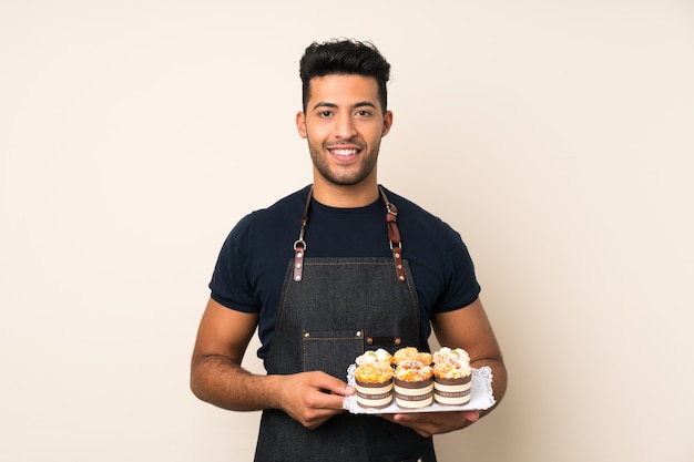 Jonge knappe man met mini cakes