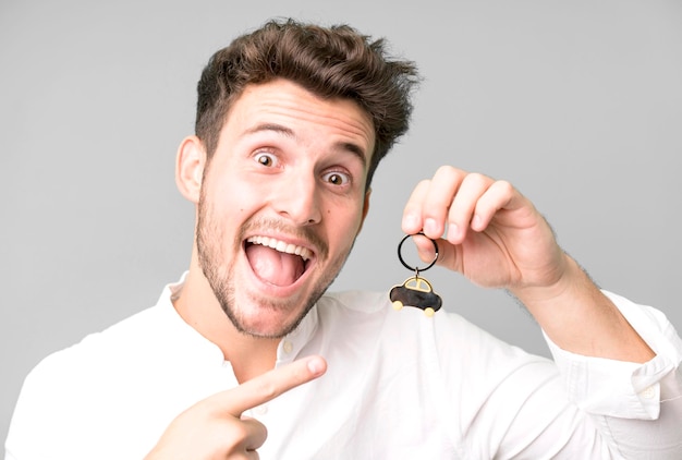 Jonge knappe man met zijn eerste autosleutel