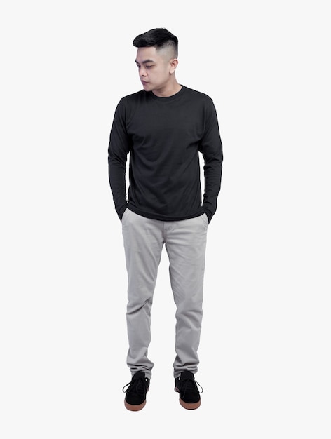 Jonge knappe man met zwarte t-shirt met lange mouwen poseren op witte ruimte
