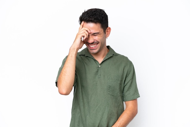 Jonge knappe man over geïsoleerde witte achtergrond lachen