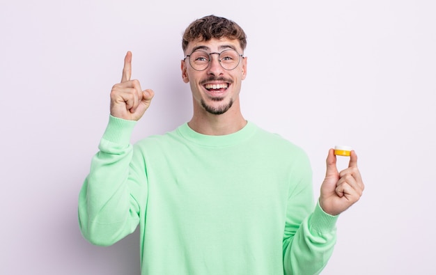 Jonge knappe man voelt zich een gelukkig en opgewonden genie nadat hij een idee heeft gerealiseerd. contactlenzen