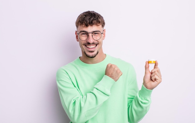 Jonge knappe man voelt zich gelukkig en staat voor een uitdaging of feest. contactlenzen