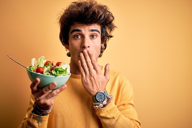 Foto jonge knappe mens die gebaar doet