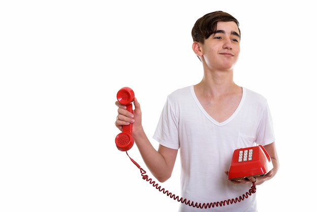 jonge knappe Perzische tiener die oude telefoon houdt