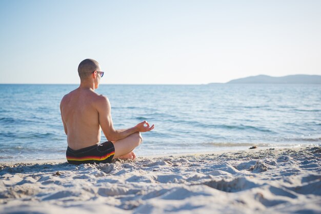 jonge knappe sportieve man die yoga