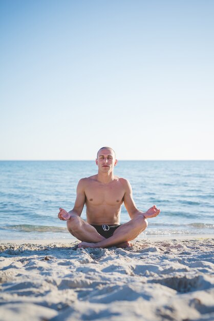 jonge knappe sportieve man die yoga