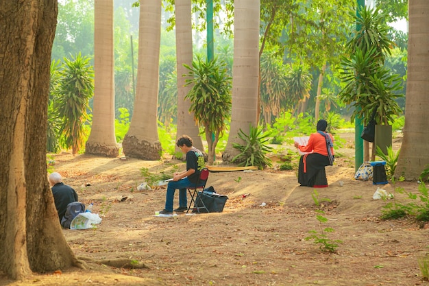 Jonge kunstenaars schilderen en plein air in een stadspark