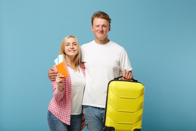 Jonge lachende paar twee vrienden man en vrouw in wit roze t-shirts poseren