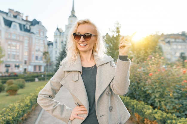 Jonge lachende vrouw wijzend