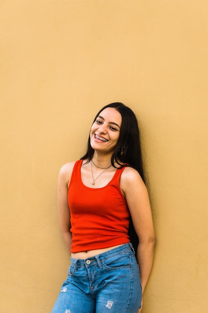 Jonge Latijns-Amerikaanse vrouw gelukkig lachend stedelijk geluk concept