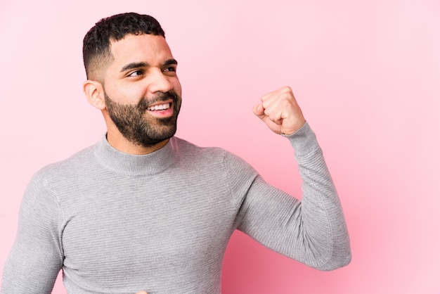 Jonge Latijns-man tegen roze