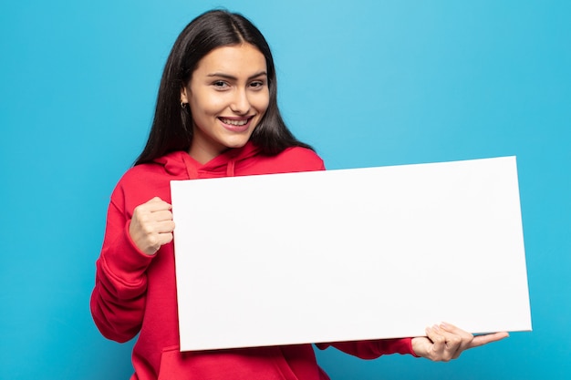 Jonge Latijns-vrouw die zich gelukkig, positief en succesvol voelt, gemotiveerd wanneer ze voor een uitdaging staat of goede resultaten viert