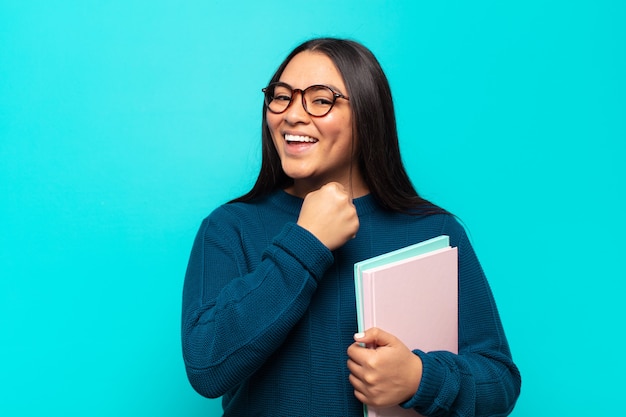 Jonge Latijns-vrouw die zich gelukkig, positief en succesvol voelt, gemotiveerd wanneer ze voor een uitdaging staat of goede resultaten viert