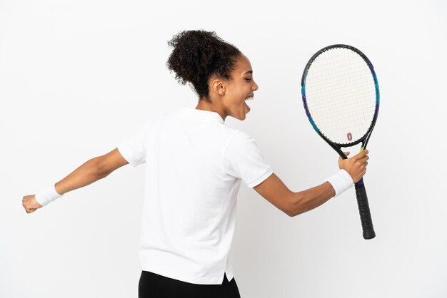 Jonge Latijns-vrouw geïsoleerd op een witte achtergrond tennissen en het vieren van een overwinning