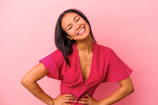 Jonge Latijns-vrouw geïsoleerd op roze achtergrond gelukkig, lachend en vrolijk.