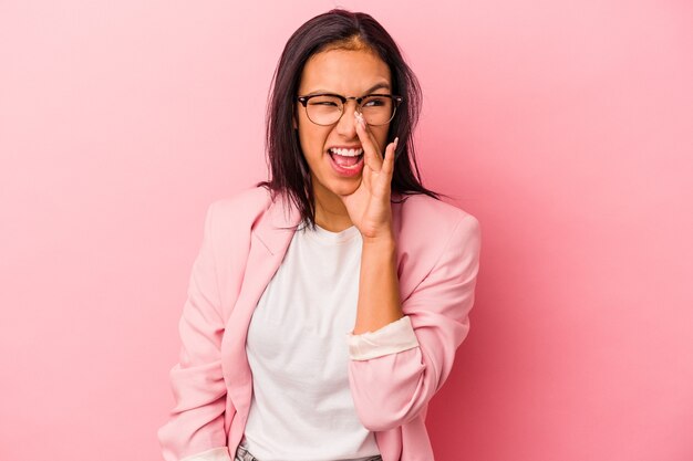 Jonge latijns-vrouw geïsoleerd op roze achtergrond opgewonden schreeuwen naar voren.