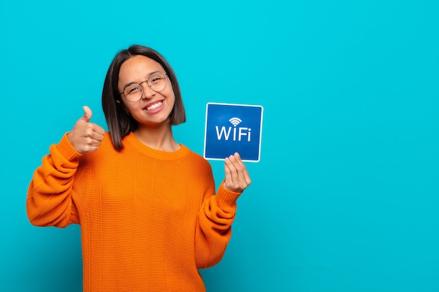 Jonge latijns-vrouw. gratis wifi