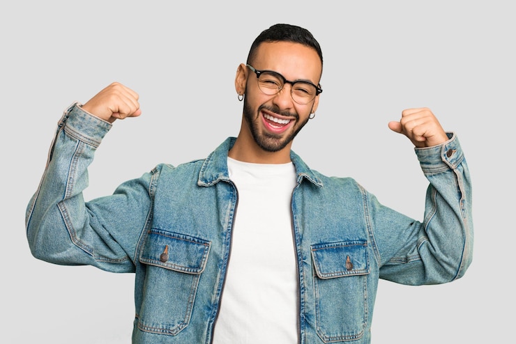 Foto jonge latijnse man met oorbellen geïsoleerd jubelend zorgeloos en opgewonden victory concept