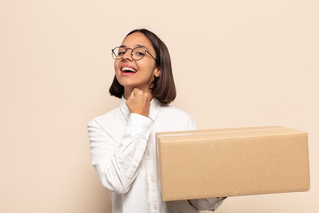 Jonge latijnse vrouw die zich gelukkig, positief en succesvol voelt, gemotiveerd wanneer ze voor een uitdaging staat of goede resultaten viert