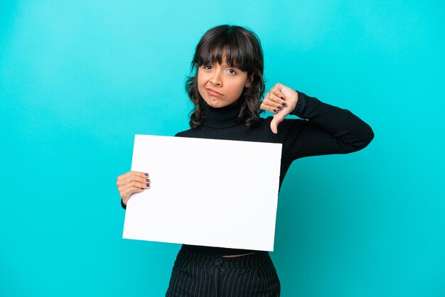Jonge latijnse vrouw geïsoleerd op blauwe achtergrond met een leeg bordje en slecht signaal doen