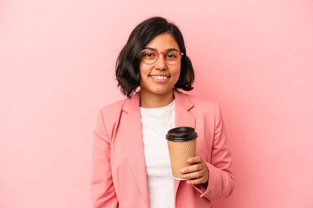 Jonge latijnse vrouw met afhaalkoffie geïsoleerd op roze achtergrond gelukkig, glimlachend en vrolijk.