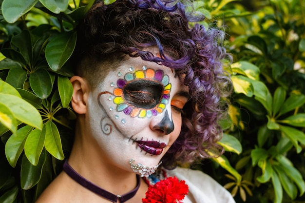 Jonge latijnse vrouw met make-up van La Calavera Catrina