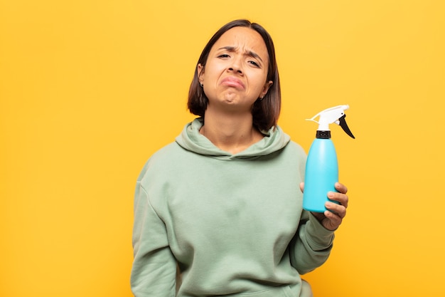 Jonge latijnse vrouw voelt zich verdrietig en zeurt met een ongelukkige blik, huilt met een negatieve en gefrustreerde houding
