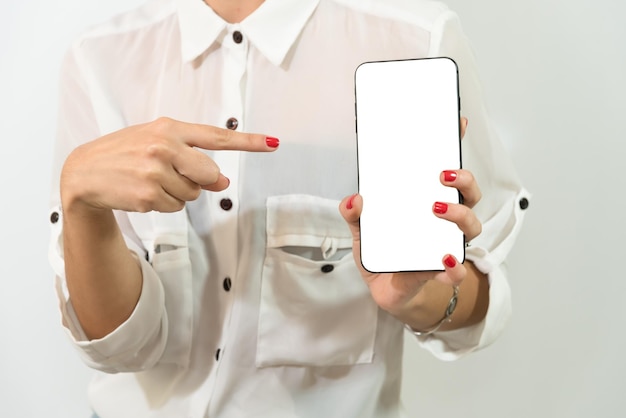 Jonge latina vrouw handen wijzen mobiele telefoon online verkoop neutrale achtergrond