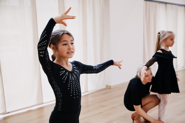 jonge leerlingen dansen met hun choreografiecoach in het studio-activiteitsconcept