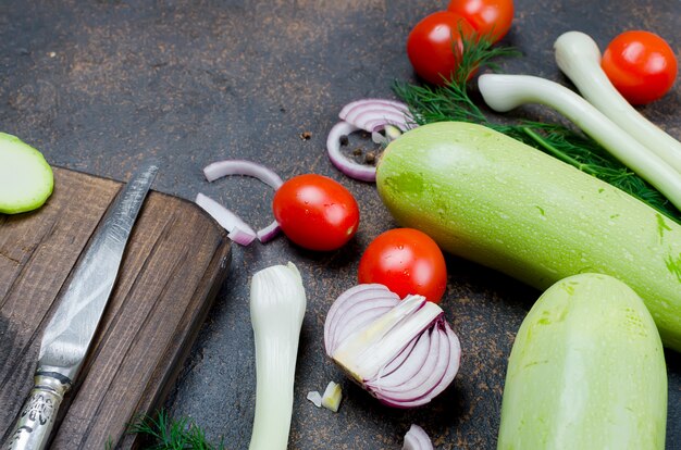 Jonge lente courgette, tomaten, kruiden en specerijen