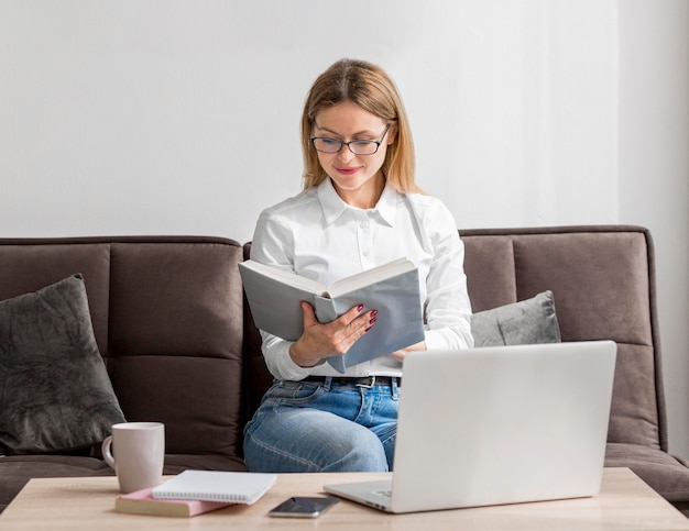 Jonge leraar die een boek leest