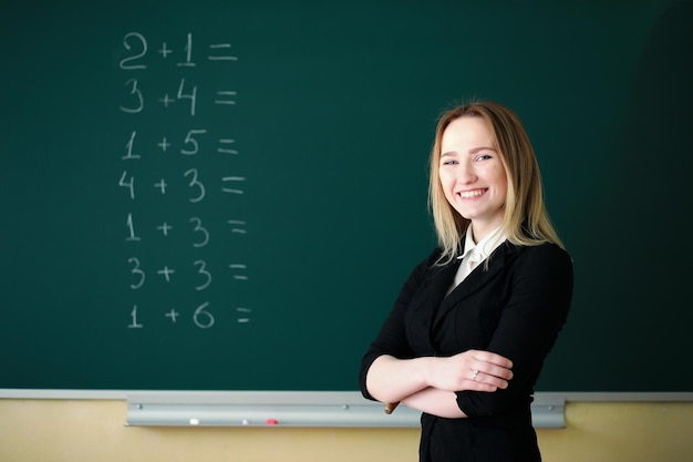 Jonge leraar in schoolklas