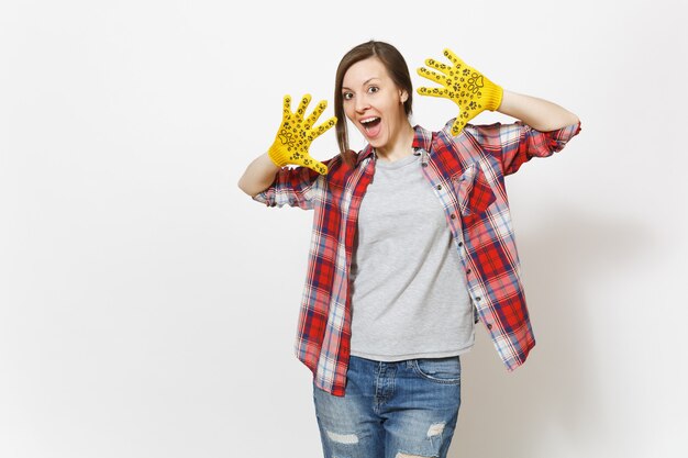 Jonge leuke gekke mooie vrouw die handen toont in het bouwen van gele handschoenen met leuke print geïsoleerd op een witte achtergrond. Accessoires voor renovatie appartement kamer. Reparatie huis concept. Reclame gebied.