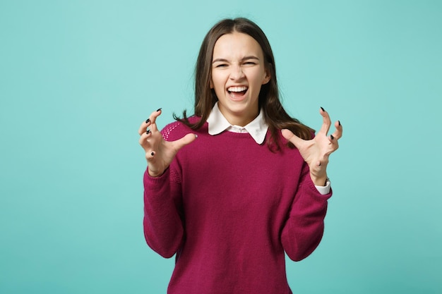 Jonge leuke verdrietig boos verbijsterd storen brunette vrouw meisje in rode casual kleding poseren geïsoleerd op blauwe muur achtergrond studio portret. Mensen oprechte emoties levensstijl concept. Bespotten kopie ruimte.