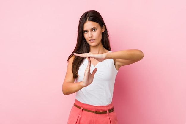 Jonge leuke vrouw die een time-outgebaar toont.