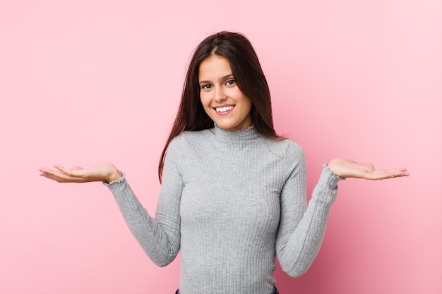 Jonge leuke vrouw die een welkome uitdrukking toont.