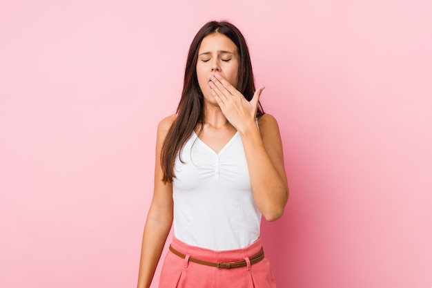 Jonge leuke vrouw geeuw tonend een vermoeid gebaar die mond behandelen met hand.