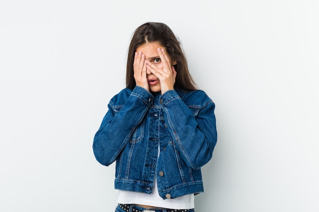 Jonge leuke vrouw knipperen door angstige en nerveuze vingers.