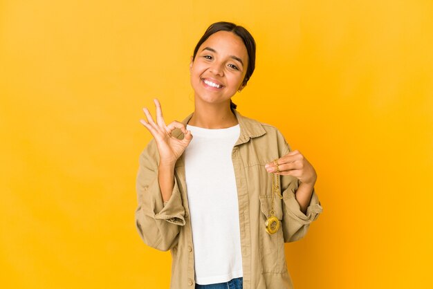 Jonge leuke vrouw met een zakhorloge