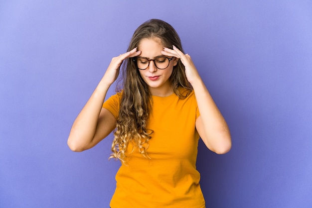 Jonge leuke vrouw tempels aan te raken en hoofdpijn te hebben