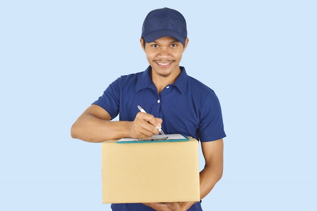 jonge levering vak houden en schrijven iets op Klembord.