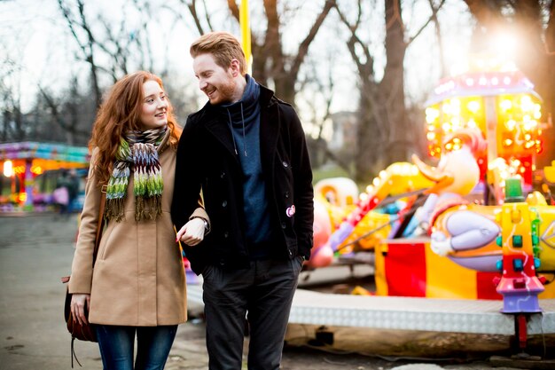 Jonge liefdevolle paar buiten