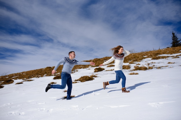 Jonge liefdevolle paar op een datum op de top van een besneeuwde berg